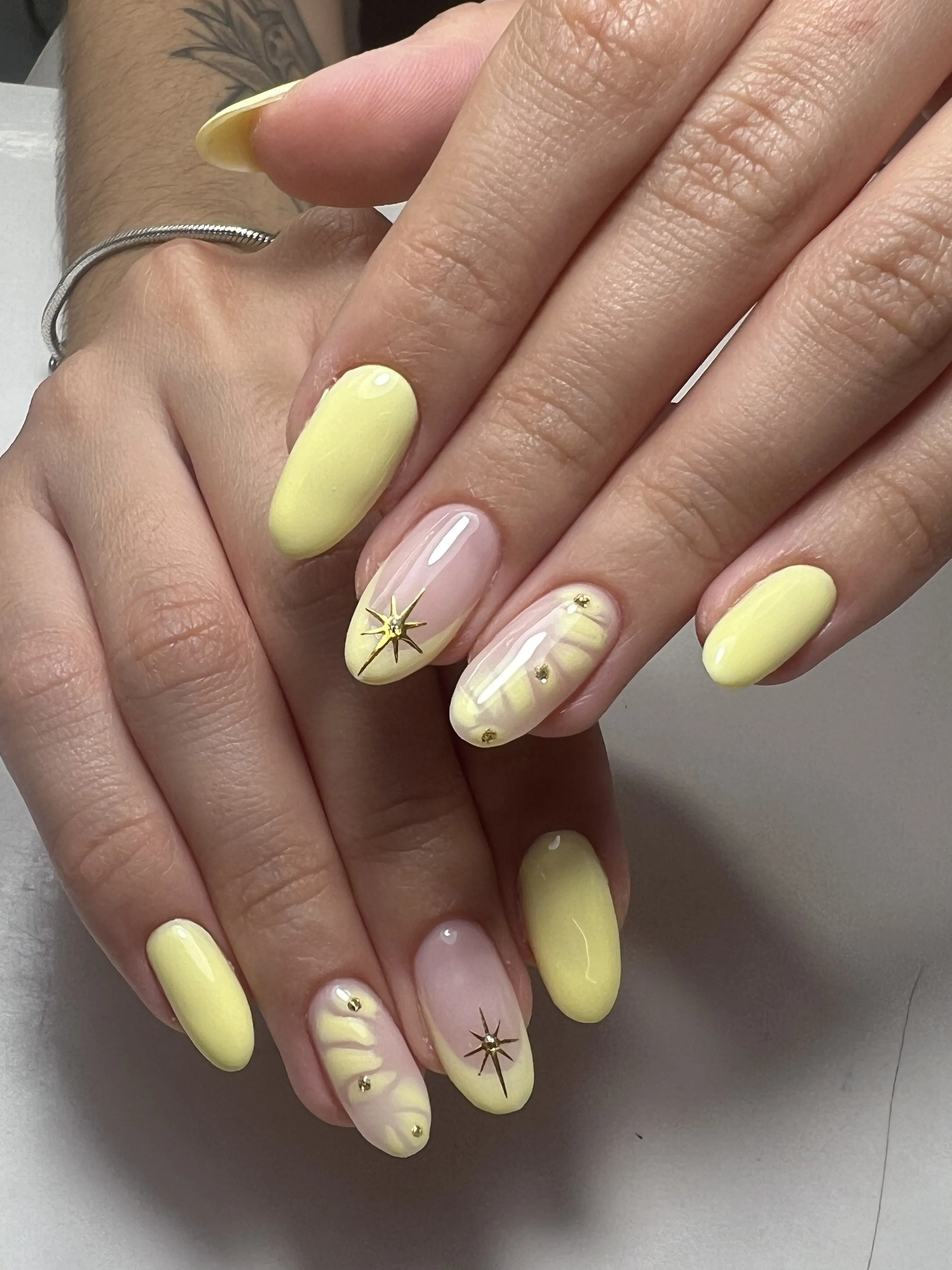 Amarillo pastel con estrellas doradas